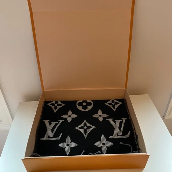 NEW & RARE Black Louis Vuitton Simply Scarf - original packaging